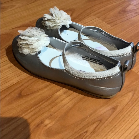 Cat & Jack Cute Silver girl US13 Dress shoes - Picture 3 of 6